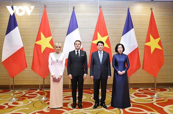 Luong Cuong offre un banquet d’État en l’honneur de son homologue français - ảnh 1