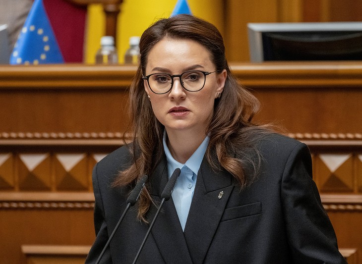 L’Ukraine nomme une nouvelle Première ministre: Ioulia Svyrydenko confirmée par le Parlement - ảnh 1