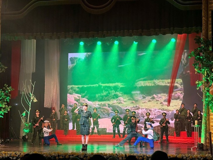 «Le rempart immortel»: un hommage artistique aux héros de la nation - ảnh 1