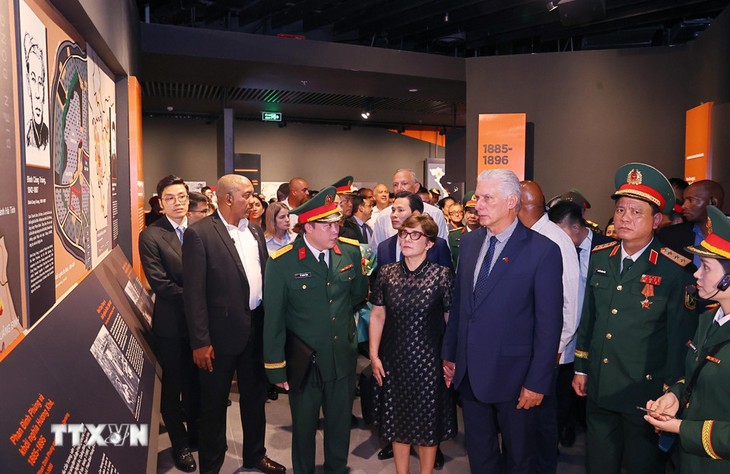 Le président cubain Miguel Díaz-Canel en visite au Musée d’Histoire militaire du Vietnam - ảnh 1