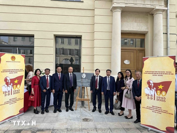 Marseille: réinstallation de la plaque commémorative dédiée au Président Hô Chi Minh devant le siège du journal La Marseillaise - ảnh 1