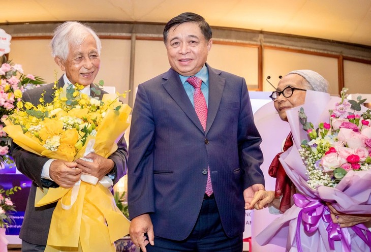 Les professeurs Trân Thanh Vân et Lê Kim Ngoc élevés au rang d’Officier de la Légion d’honneur - ảnh 1