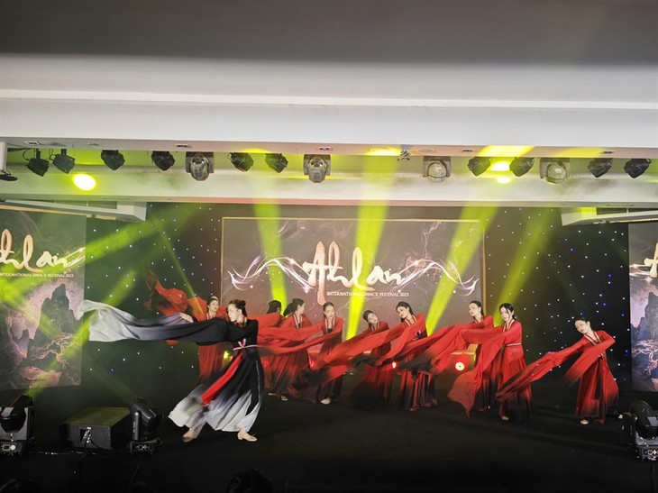 Hanoï: des centaines de danseurs et d’artistes réunis lors du Festival international d’art et de danse Ahlan 2025 - ảnh 1