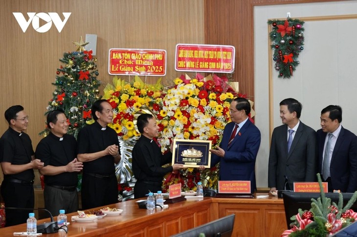Noël: les autorités vietnamiennes rendent visite aux communautés religieuses - ảnh 3