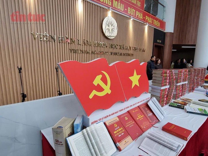 À Hanoï, inauguration d’une exposition retraçant 40 ans de Renouveau du Vietnam - ảnh 1