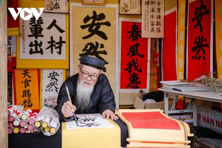 Têt: ouverture de la Fête de la calligraphie au Temple de la Littérature de Hanoï - ảnh 2