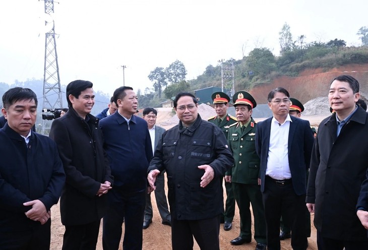 Pham Minh Chinh inspecte les chantiers des autoroutes Huu Nghi – Chi Lang et Dông Dang – Trà Linh - ảnh 1