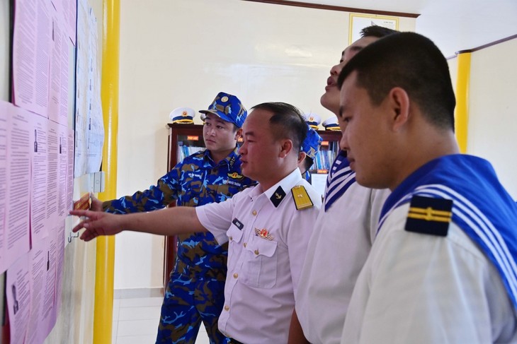 Vote sur le plateau continental du Sud: les militaires vietnamiens exercent leurs droits civiques - ảnh 2