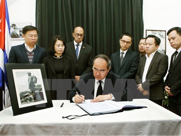 Hommages rendus à Fidel Castro à l’ambassade de Cuba à Hanoi - ảnh 1