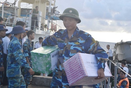 Tet: Plus de 500 tonnes de marchandises destinées à Truong Sa - ảnh 1