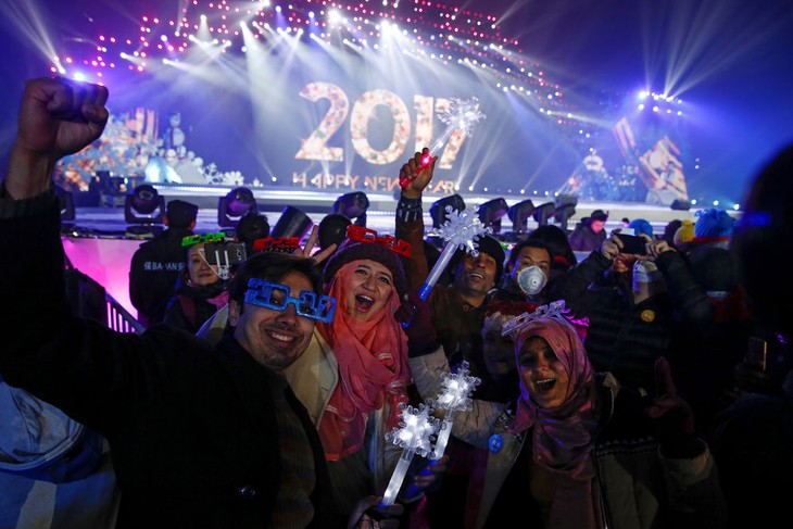 Le monde fête le Nouvel An 2017 - ảnh 2