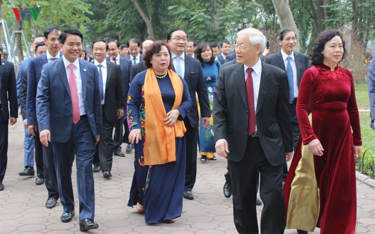 Nguyen Phu Trong formule ses voeux aux autorités et à la population de Hanoi - ảnh 1