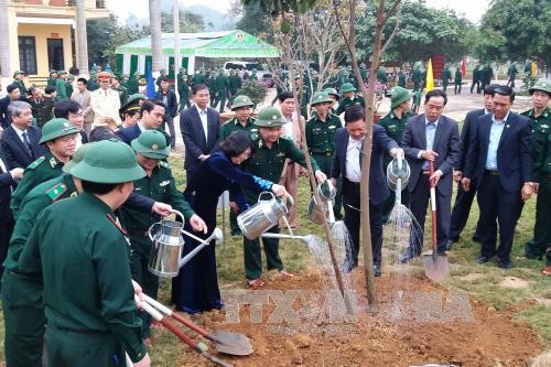 Dang Thi Ngoc Thinh à la fête de plantation d’arbres à Hoa Binh - ảnh 1