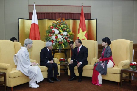 Entrevue entre Nguyen Xuan Phuc et l’empereur du Japon  - ảnh 1