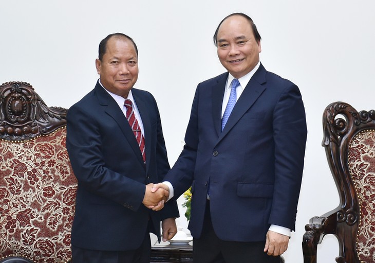 Nguyen Xuan Phuc reçoit le ministre de la sécurité du Laos - ảnh 1