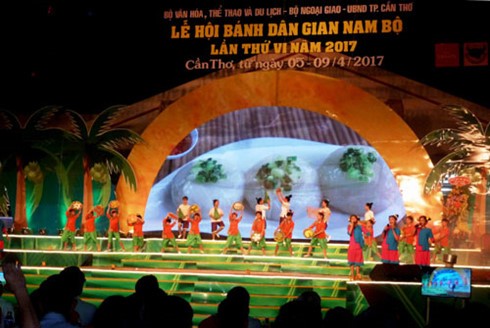 Le festival des gâteaux traditionnels du Sud à Can Tho - ảnh 1