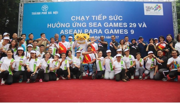 Coup d’envoi d’une course de relais en l’honneur des Sea Games 29 - ảnh 1