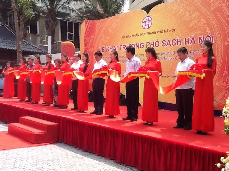 Ouverture de la rue des livres à Hanoi - ảnh 1