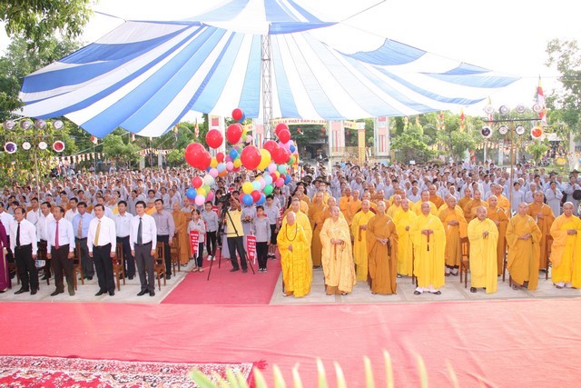 Activités en l’honneur du 2561ème anniversaire du Bouddha - ảnh 1