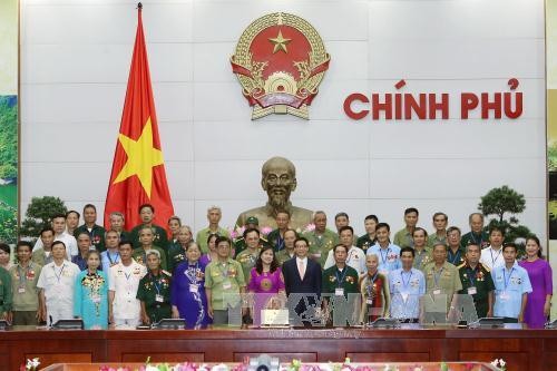 Vu Duc Dam rencontre les personnes méritantes de Lang Son et de Quang Nam - ảnh 1