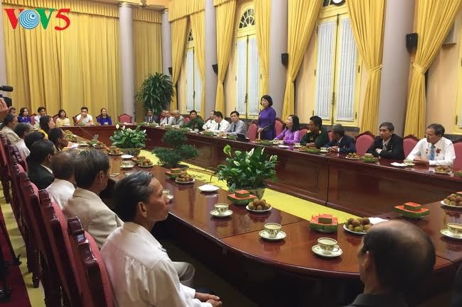 Dang Thi Ngoc Thinh rend hommage aux personnes méritantes de Thua Thien-Hue - ảnh 1