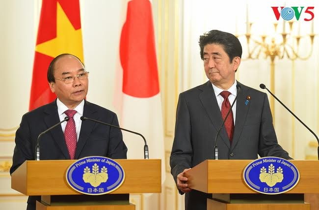 Nguyen Xuan Phuc et Shinzo Abe donnent une conférence de presse - ảnh 1