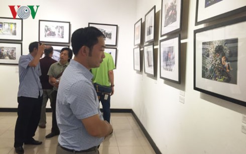 Vernissage d'une exposition de photos de presse  - ảnh 1