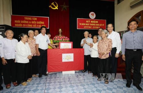 Nguyên Phu Trong remet des cadeaux aux personnes méritantes de la révolution à Hanoï - ảnh 1