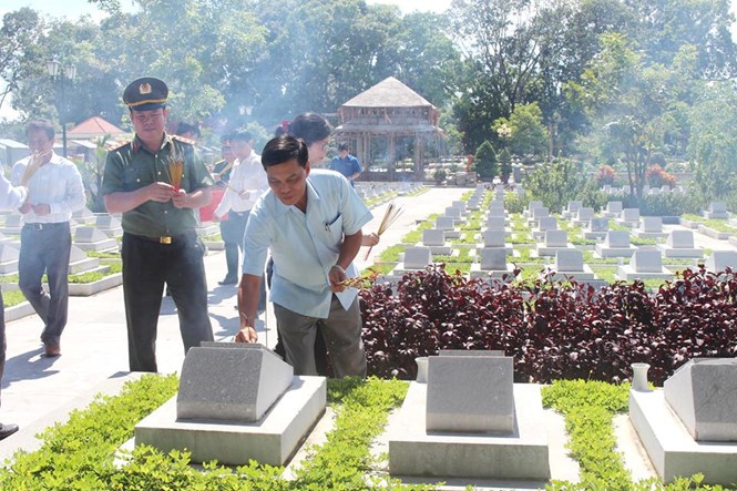 Activités en l’honneur de la Journée des invalides de guerre et des morts pour la Patrie - ảnh 1