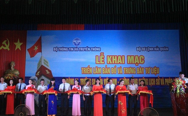 Exposition «Hoàng Sa, Truong Sa - les preuves historiques et juridiques» dans la 3ème zone navale  - ảnh 1