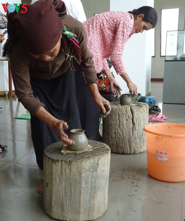 Le musée de Dak Lak, où renaissent des métiers traditionnels - ảnh 2