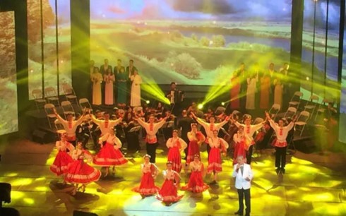 Le chef de l’Etat Tran Dai Quang assiste au spectacle «Epopée d’Octobre» - ảnh 1