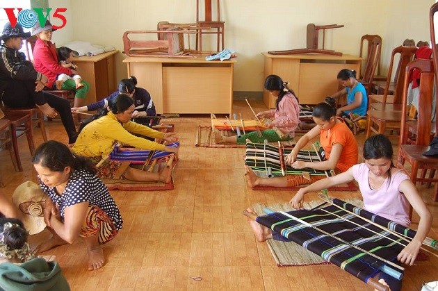 Le tissage de brocatelles chez les M’Nong - ảnh 2