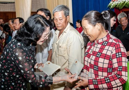 Dang Thi Ngoc Thinh remet des cadeaux à des personnes démunies d’An Giang - ảnh 1