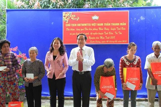 Trân Thanh Mân distribue des cadeaux du Têt à An Giang - ảnh 1