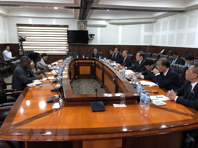 Le vice-président de l’AN Phung Quôc Hiên en visite de travail en Tanzanie - ảnh 1