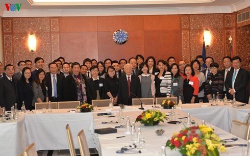 Le leader du PCV rencontre des  jeunes intellectuels vietnamiens en France - ảnh 1