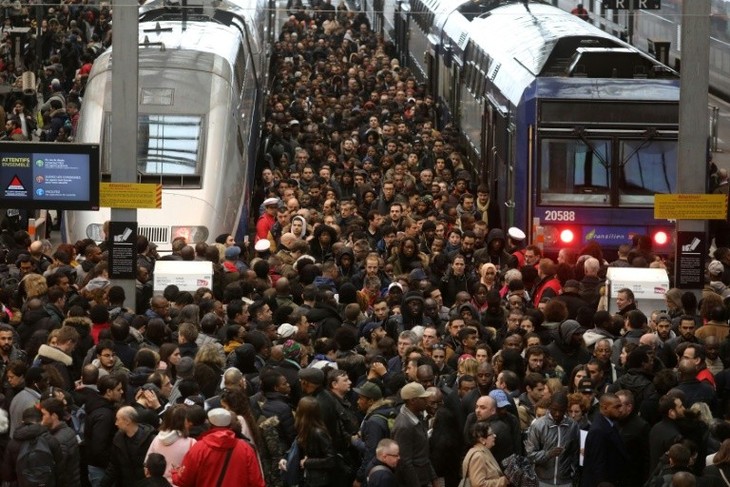 France : le bras de fer se poursuit entre les cheminots et le gouvernement - ảnh 1