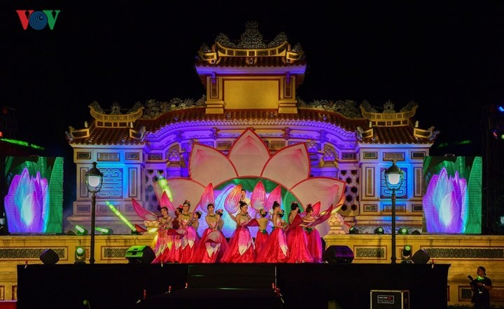 Ouverture de la fête des fleurs de lotus à Hué - ảnh 1