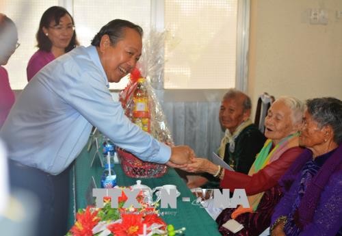 Truong Hoa Binh offre des cadeaux à des mères vietnamiennes héroïques  - ảnh 1