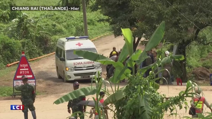 Thaïlande: les sauveteurs tentent de sortir les derniers jeunes de la grotte - ảnh 1