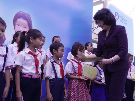 Dang Thi Ngoc Thinh offre des cadeaux à des personnes démunies à Binh Dinh - ảnh 1