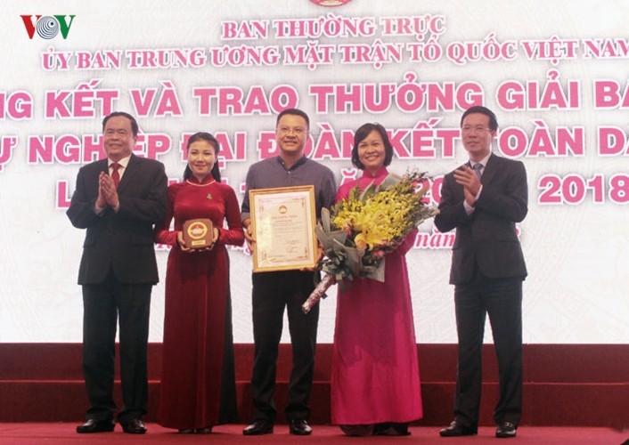 Remise des prix journalistiques «Pour la grande union nationale» - ảnh 1