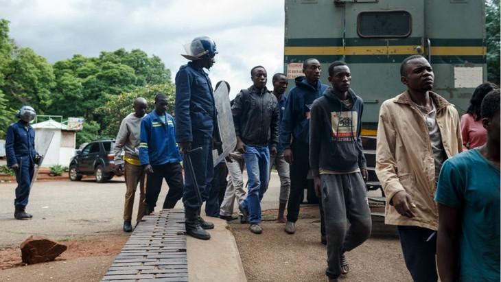 Manifestations, arrestations : le Zimbabwe paralysé - ảnh 1