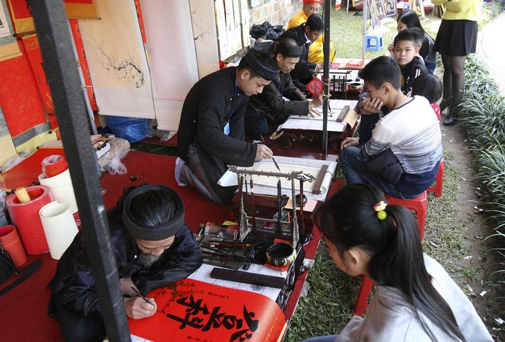 Demander une calligraphie, une coutume des Vietnamiens pendant le Têt - ảnh 2