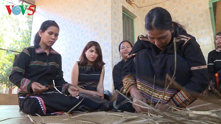 Quand les femmes tiennent à leurs nattes - ảnh 2