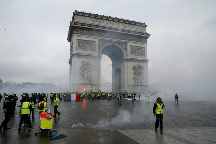 Gilets jaunes: Emmanuel Macron appelle l’armée en renfort pour assurer la sécurité - ảnh 1