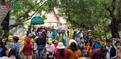 Dà Lat: Le temple Âu Lac attire un grand nombre de visiteurs - ảnh 1