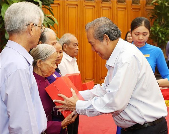 Truong Hoa Binh rencontre des personnes méritantes de la province de Thua Thiên-Huê - ảnh 1