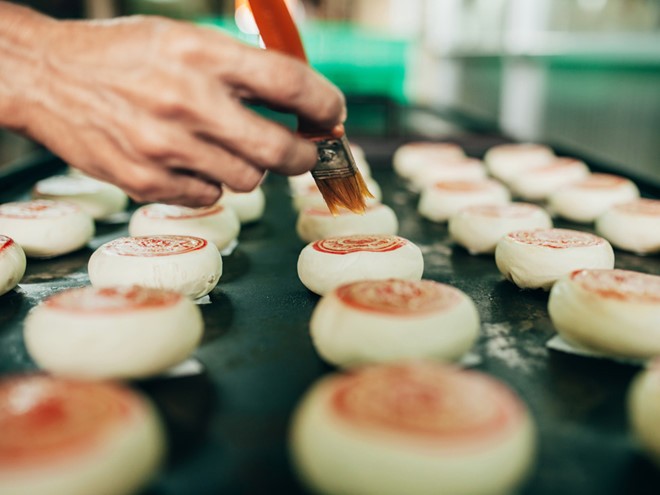 Le métier de confection du «banh pia» à Soc Trang - ảnh 3